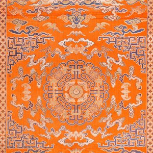 A Chinese embroidered silk 'kesi' cloth with Buddhist lions and phoenixes, 19th C. — photo 5