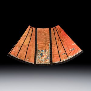 A Chinese embroidered silk 'Opera' panel and a salmon-ground skirt — foto 4