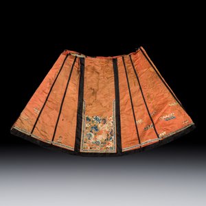 A Chinese embroidered silk 'Opera' panel and a salmon-ground skirt — foto 5