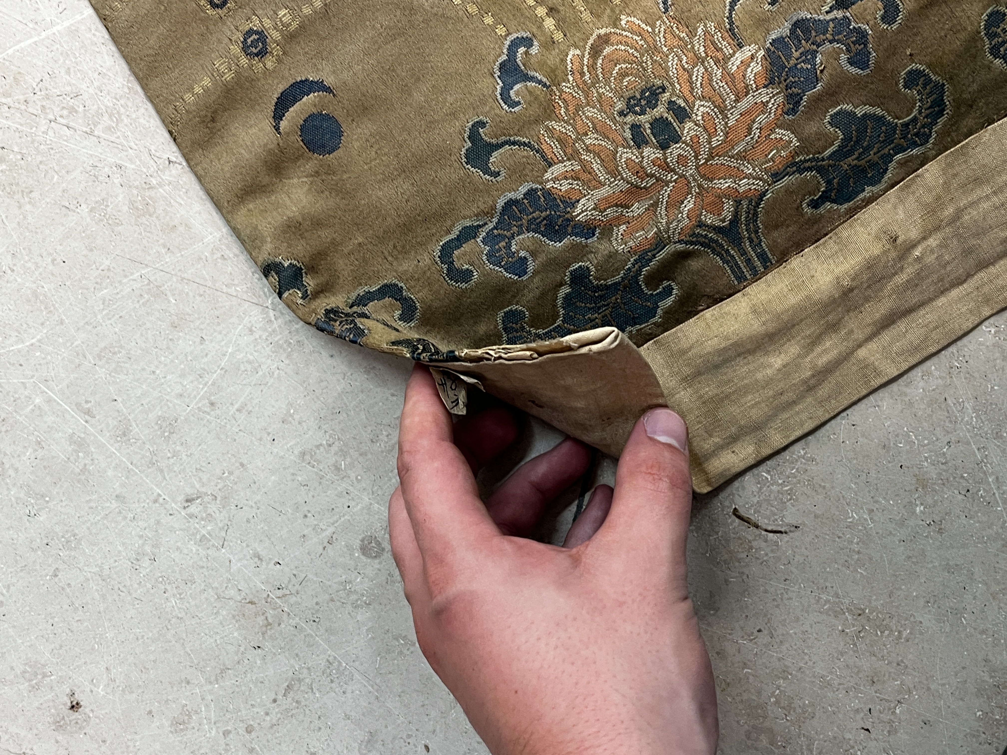 A Chinese embroidered silk panel — photo 8