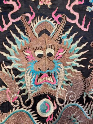 A Chinese embroidered silk Peking opera costume, Republic — 照片 15