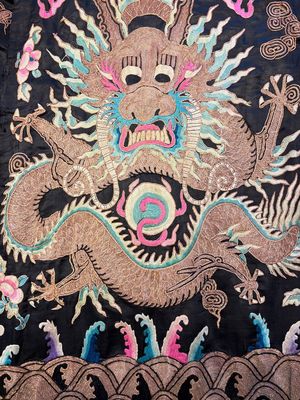 A Chinese embroidered silk Peking opera costume, Republic — 照片 3