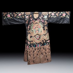 A Chinese embroidered silk Peking opera costume, Republic — 照片 1