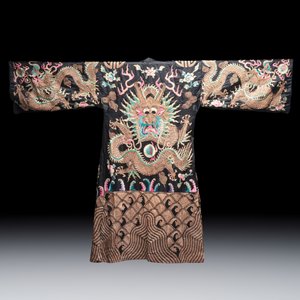 A Chinese embroidered silk Peking opera costume, Republic — 照片 2