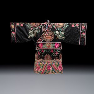 A Chinese embroidered silk opera costume — foto 1
