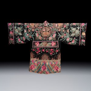 A Chinese embroidered silk opera costume — foto 2