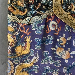 A Chinese embroidered silk purple-ground five-clawed dragon robe, 'jifu', 19th C. — 照片 17