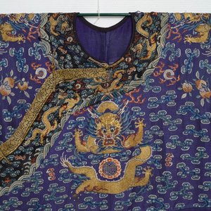 A Chinese embroidered silk purple-ground five-clawed dragon robe, 'jifu', 19th C. — 照片 2