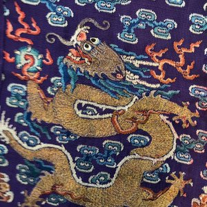 A Chinese embroidered silk purple-ground five-clawed dragon robe, 'jifu', 19th C. — 照片 24