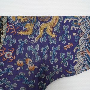 A Chinese embroidered silk purple-ground five-clawed dragon robe, 'jifu', 19th C. — 照片 3