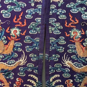 A Chinese embroidered silk purple-ground five-clawed dragon robe, 'jifu', 19th C. — 照片 35
