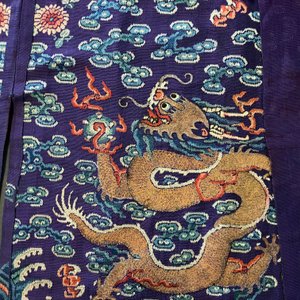 A Chinese embroidered silk purple-ground five-clawed dragon robe, 'jifu', 19th C. — 照片 36