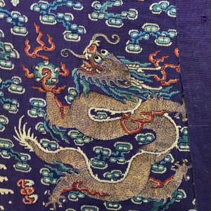 A Chinese embroidered silk purple-ground five-clawed dragon robe, 'jifu', 19th C. — 照片 38