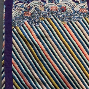 A Chinese embroidered silk purple-ground five-clawed dragon robe, 'jifu', 19th C. — 照片 39