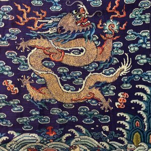 A Chinese embroidered silk purple-ground five-clawed dragon robe, 'jifu', 19th C. — 照片 45