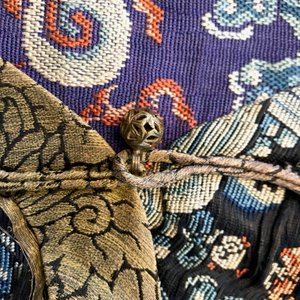 A Chinese embroidered silk purple-ground five-clawed dragon robe, 'jifu', 19th C. — 照片 52