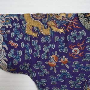A Chinese embroidered silk purple-ground five-clawed dragon robe, 'jifu', 19th C. — 照片 8