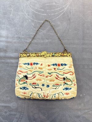 A Chinese embroidered silk purse with red coral- and turquoise-inlaid gilt-bronze mounts, Qing — 照片 1