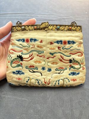 A Chinese embroidered silk purse with red coral- and turquoise-inlaid gilt-bronze mounts, Qing — 照片 2