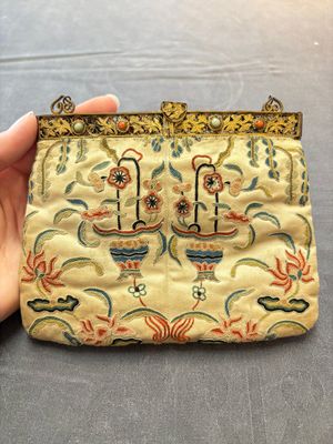 A Chinese embroidered silk purse with red coral- and turquoise-inlaid gilt-bronze mounts, Qing — 照片 3