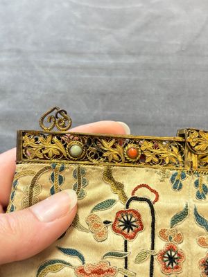 A Chinese embroidered silk purse with red coral- and turquoise-inlaid gilt-bronze mounts, Qing — 照片 4
