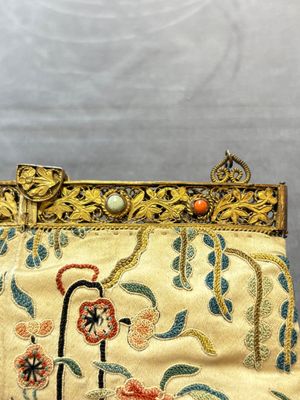 A Chinese embroidered silk purse with red coral- and turquoise-inlaid gilt-bronze mounts, Qing — 照片 5