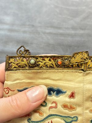A Chinese embroidered silk purse with red coral- and turquoise-inlaid gilt-bronze mounts, Qing — 照片 6