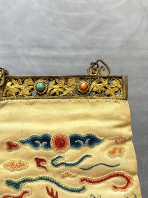 A Chinese embroidered silk purse with red coral- and turquoise-inlaid gilt-bronze mounts, Qing — 照片 7