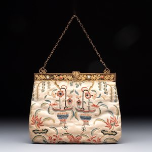 A Chinese embroidered silk purse with red coral- and turquoise-inlaid gilt-bronze mounts, Qing — 照片 2