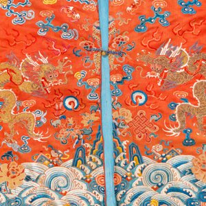 A Chinese embroidered silk red-ground 'dragon' robe, 19th C. — photo 7