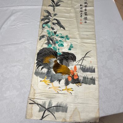 A Chinese embroidered silk 'Roosters' panel — photo 1