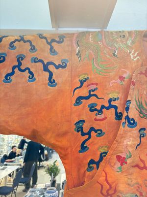 A Chinese embroidered silk salmon-ground 'dragon' robe, 19th C. — 照片 11