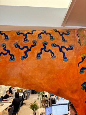 A Chinese embroidered silk salmon-ground 'dragon' robe, 19th C. — 照片 12