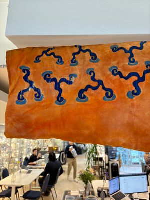A Chinese embroidered silk salmon-ground 'dragon' robe, 19th C. — 照片 13