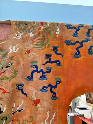 A Chinese embroidered silk salmon-ground 'dragon' robe, 19th C. — 照片 14