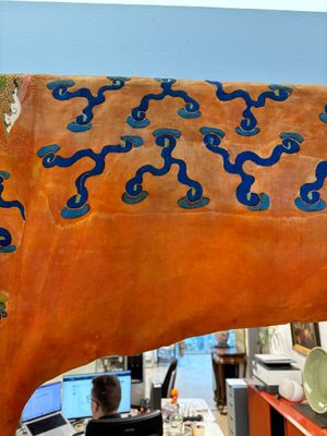 A Chinese embroidered silk salmon-ground 'dragon' robe, 19th C. — 照片 15