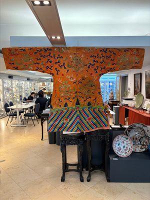 A Chinese embroidered silk salmon-ground 'dragon' robe, 19th C. — 照片 17
