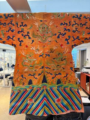 A Chinese embroidered silk salmon-ground 'dragon' robe, 19th C. — 照片 18