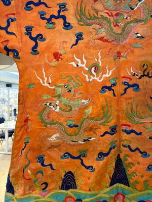 A Chinese embroidered silk salmon-ground 'dragon' robe, 19th C. — 照片 20
