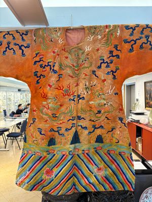 A Chinese embroidered silk salmon-ground 'dragon' robe, 19th C. — 照片 2