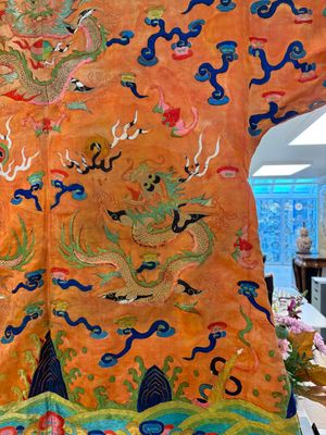 A Chinese embroidered silk salmon-ground 'dragon' robe, 19th C. — 照片 21