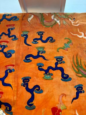 A Chinese embroidered silk salmon-ground 'dragon' robe, 19th C. — 照片 24