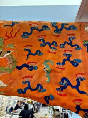 A Chinese embroidered silk salmon-ground 'dragon' robe, 19th C. — 照片 25