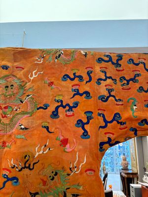 A Chinese embroidered silk salmon-ground 'dragon' robe, 19th C. — 照片 27