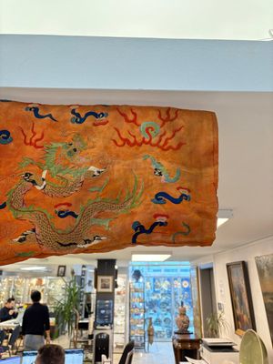 A Chinese embroidered silk salmon-ground 'dragon' robe, 19th C. — 照片 29