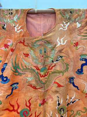A Chinese embroidered silk salmon-ground 'dragon' robe, 19th C. — 照片 3