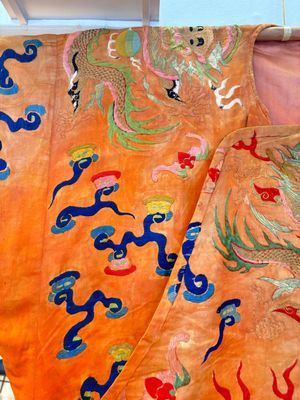 A Chinese embroidered silk salmon-ground 'dragon' robe, 19th C. — 照片 4
