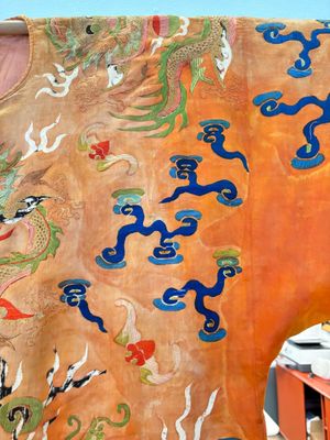 A Chinese embroidered silk salmon-ground 'dragon' robe, 19th C. — 照片 5