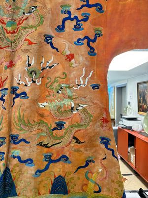 A Chinese embroidered silk salmon-ground 'dragon' robe, 19th C. — 照片 6
