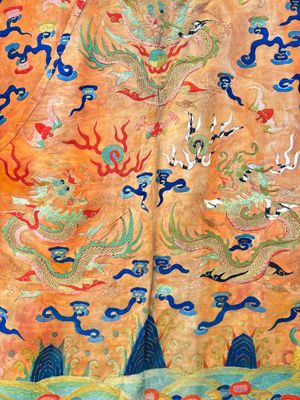 A Chinese embroidered silk salmon-ground 'dragon' robe, 19th C. — 照片 7